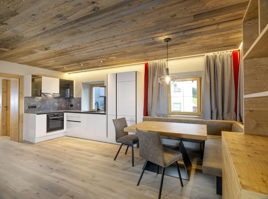 Kuchyň nebo kuchyňský kout v ubytování Sporerhof Dolomitenlogen