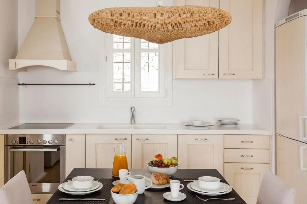 A kitchen or kitchenette at Agl Luxury Villas Mykonos Villa Apollonia