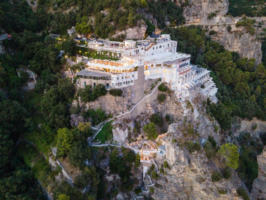 プライアーノにあるグランド ホテル トリトーネの山側の大きな建物