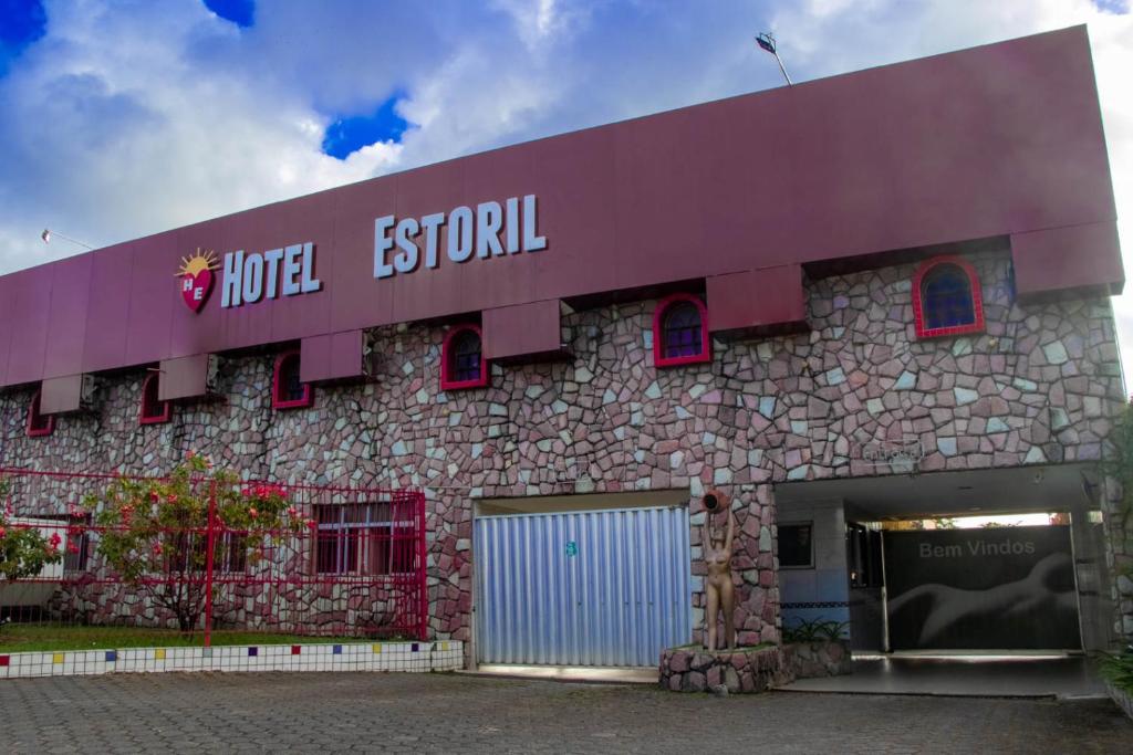 una señal de hotel en el lateral de un edificio en Motel Estoril (Adult Only) en Recife