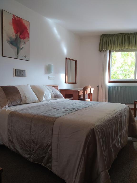 - une chambre avec un grand lit dans l'établissement Hostal Palas, à La Corogne