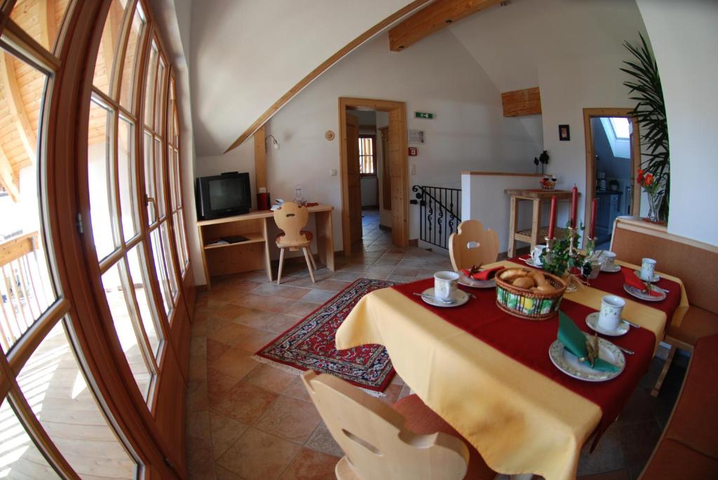ein Wohnzimmer mit einem Tisch und einem Esszimmer in der Unterkunft Appartement Gafluna in Sankt Anton am Arlberg