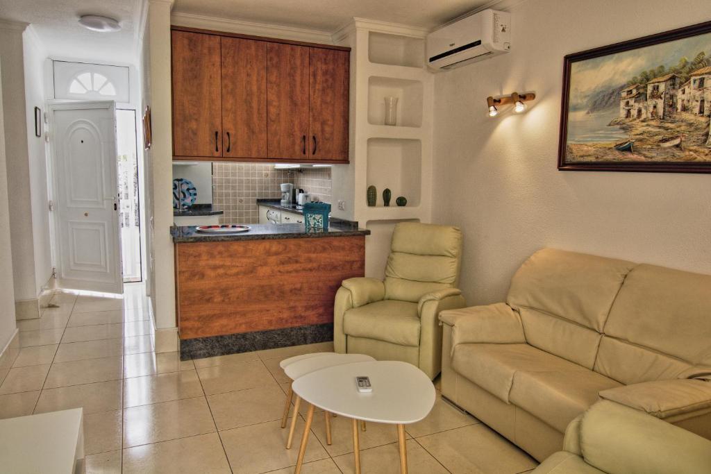 een woonkamer met een bank en een tafel bij Apartamento Azahara in Arona