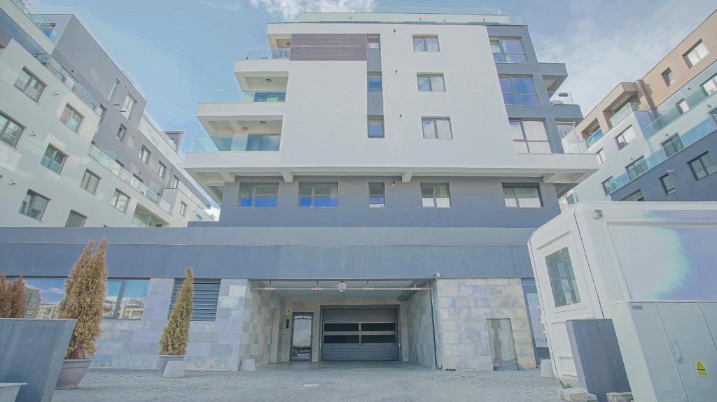 ブラショヴにあるApartament Ultracentral Silvana Dealul Morii Residenceの大きな建物