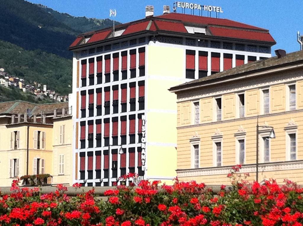 un gran edificio con rayas rojas y blancas en Hotel Europa en Sondrio