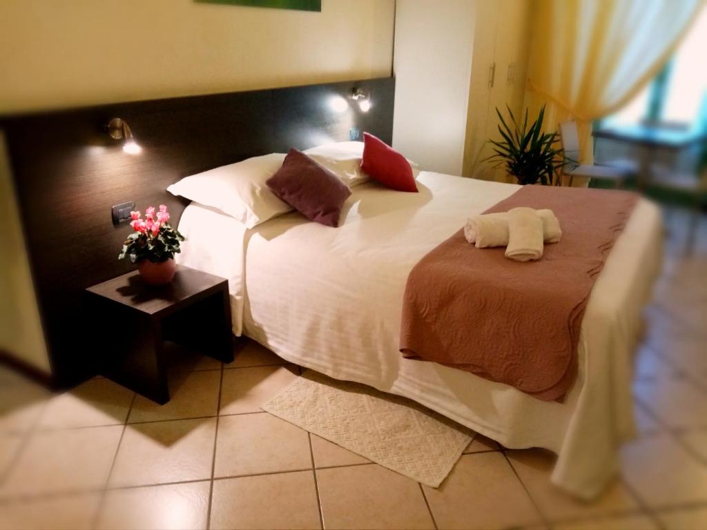 A bed or beds in a room at Hotel Ligure