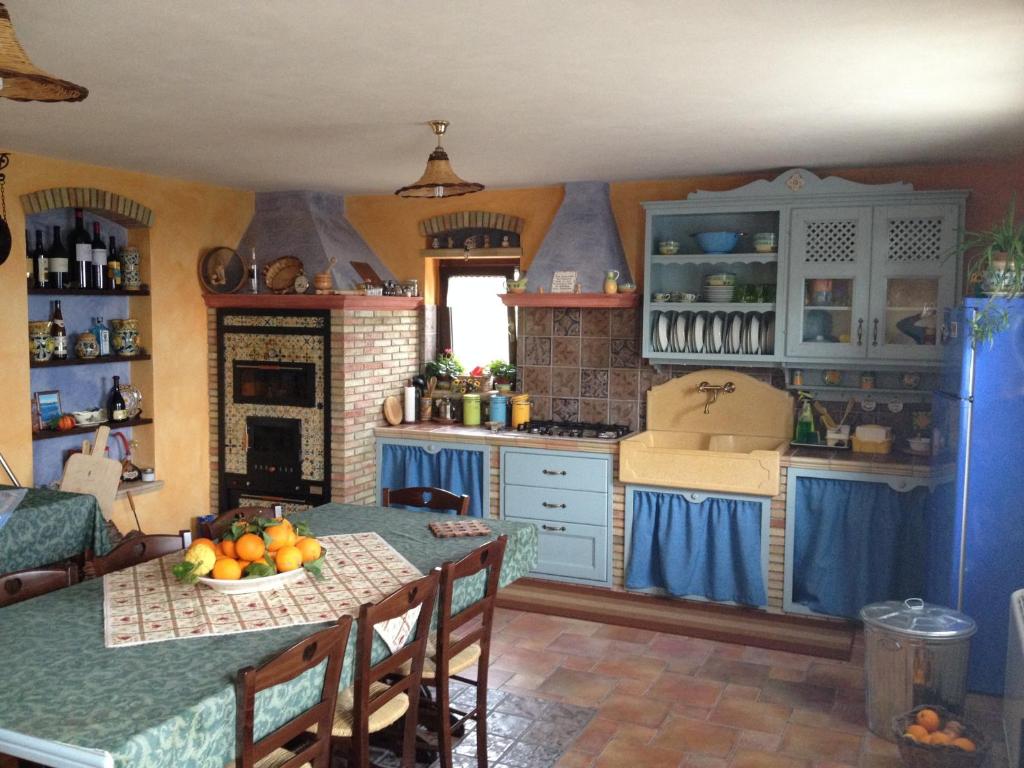 A kitchen or kitchenette at La Rosa Rossa