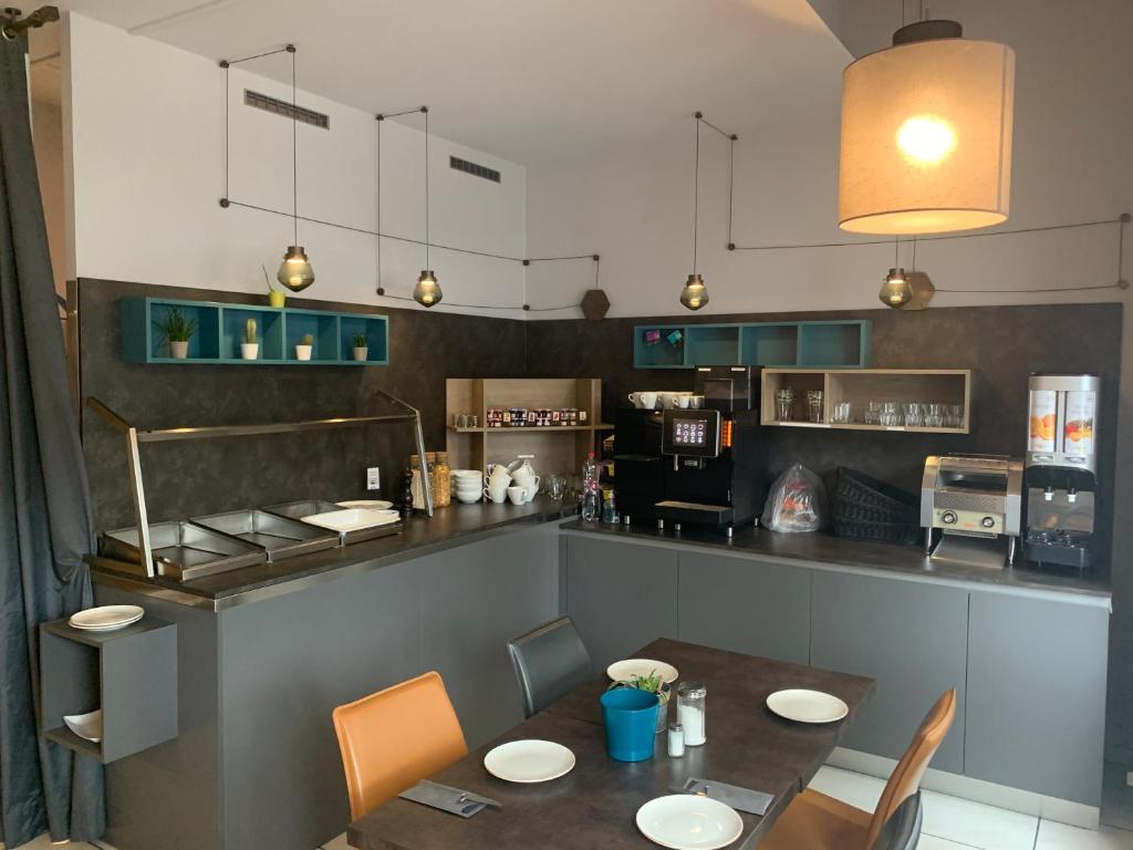 Příslušenství pro přípravu čaje a kávy v ubytování Hotel Resslirytti