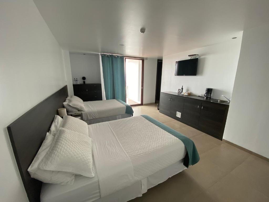 Postel nebo postele na pokoji v ubytování Galapagos Sunset Hotel
