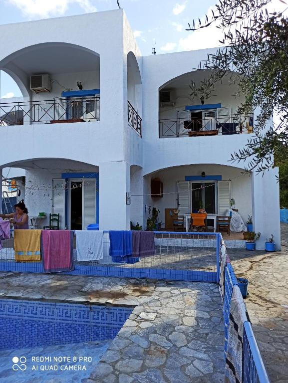 una casa con piscina frente a ella en APARTMENTS by climbing house, en Kalymnos