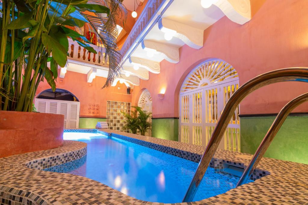 uma piscina interior num edifício com piscina em CASA MOVIDA HOSTEL em Cartagena das Índias
