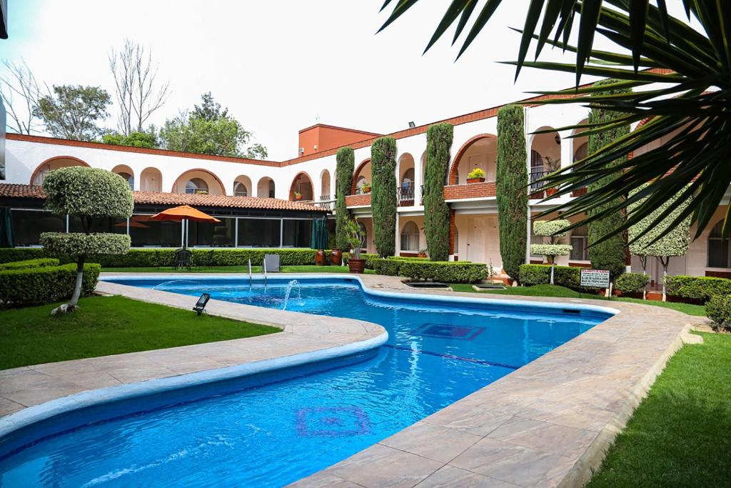 Bazén v ubytování Hotel & Suites Villa del Sol nebo v jeho okolí