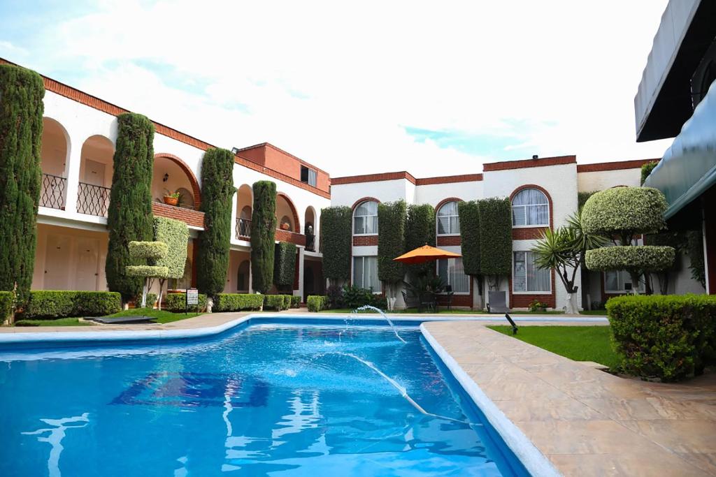 Bazén v ubytování Hotel & Suites Villa del Sol nebo v jeho okolí