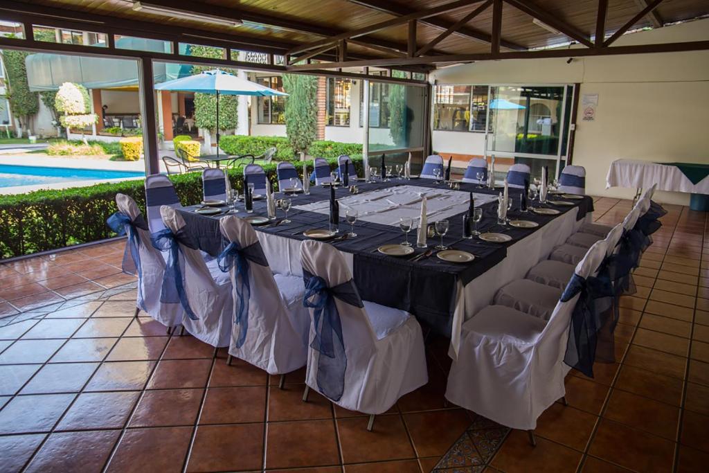 Bazén v ubytování Hotel & Suites Villa del Sol nebo v jeho okolí