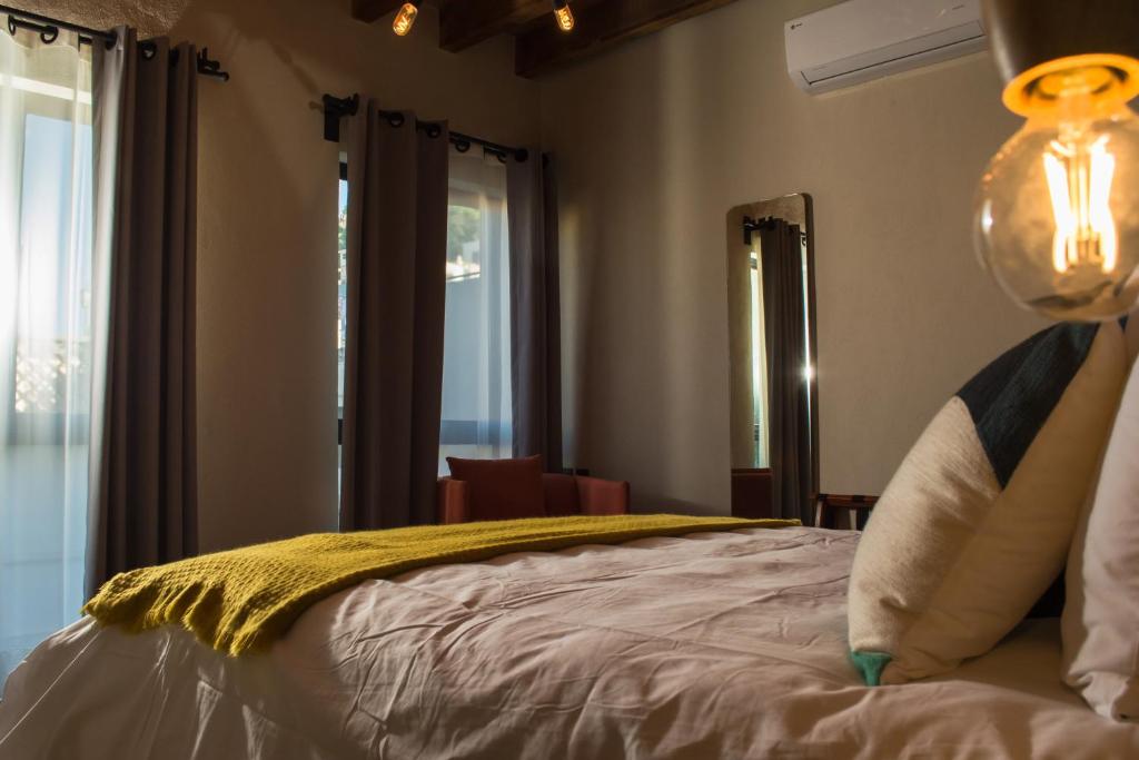 Postel nebo postele na pokoji v ubytování Antigua Trece Hotel Fusión