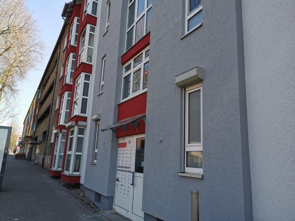 una fila de edificios en una calle de la ciudad en Apartment Alleestrasse en Bochum