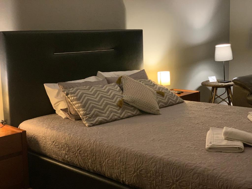 sypialnia z łóżkiem z poduszkami w obiekcie Invicta House Gold w Porto