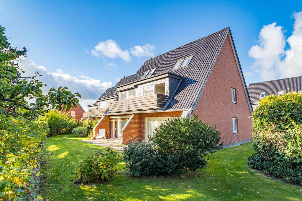 a red brick house with a gambrel roof at Falkennest 2 in Westerland (Sylt)