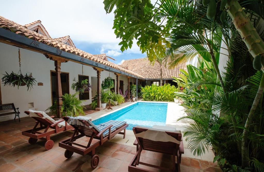 una villa con piscina y una casa en Bioma Boutique Hotel, en Mompox