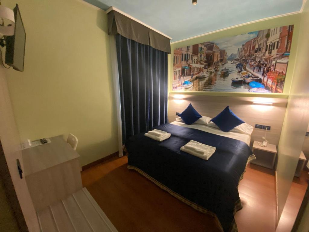 Schlafzimmer mit einem Bett mit Wandgemälde in der Unterkunft Hotel Ducale in Favaro Veneto