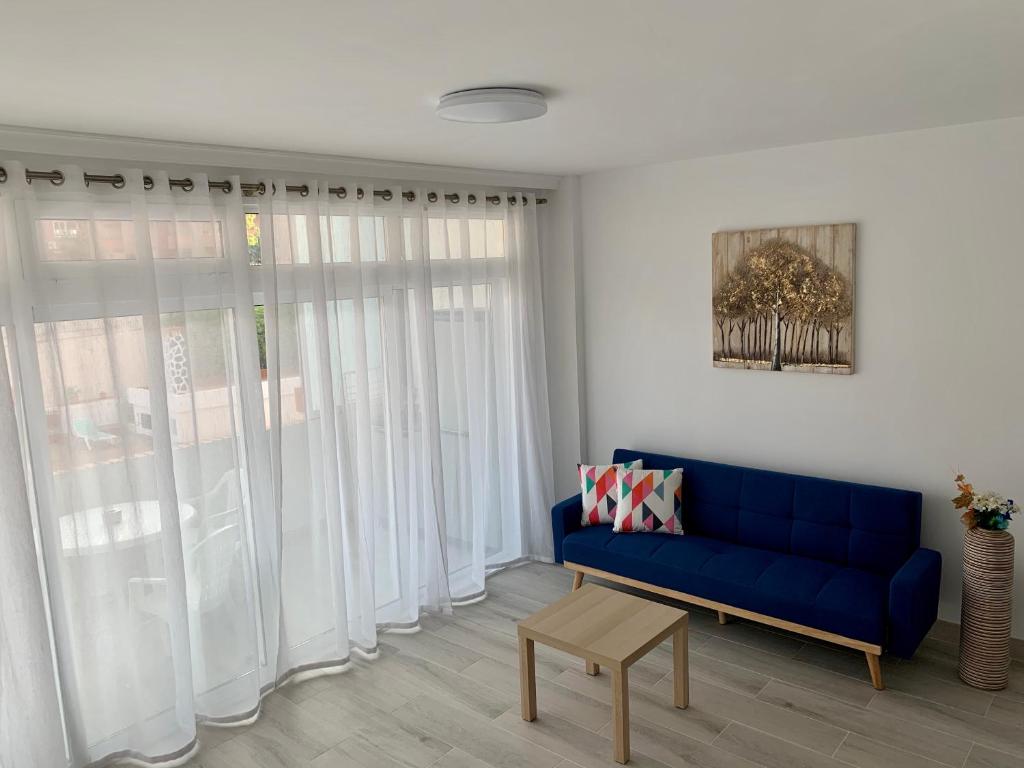 Posezení v ubytování Calm, Cosy and Bright apartment renovated in playa del ingles- WiFi free