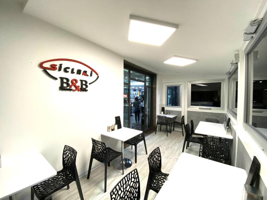 TV a/nebo společenská místnost v ubytování Siclari B&B-Rooms&Suite