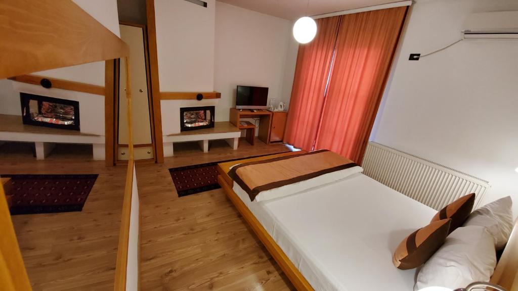 Postel nebo postele na pokoji v ubytování Hotel Prizreni