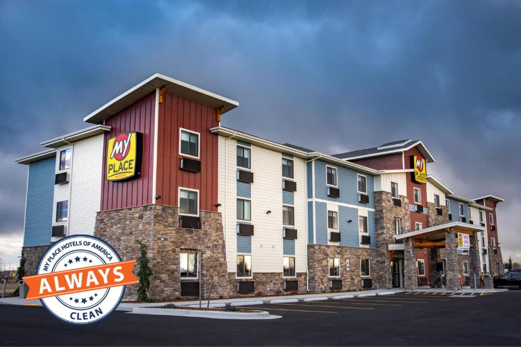 una vista exterior de un hotel con un cartel delante en My Place Hotel Twin Falls ID, en Twin Falls