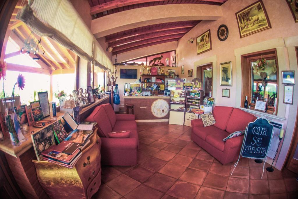 Posezení v ubytování Agriturismo ciociaro " il colle " HOTEL RISTORANTE