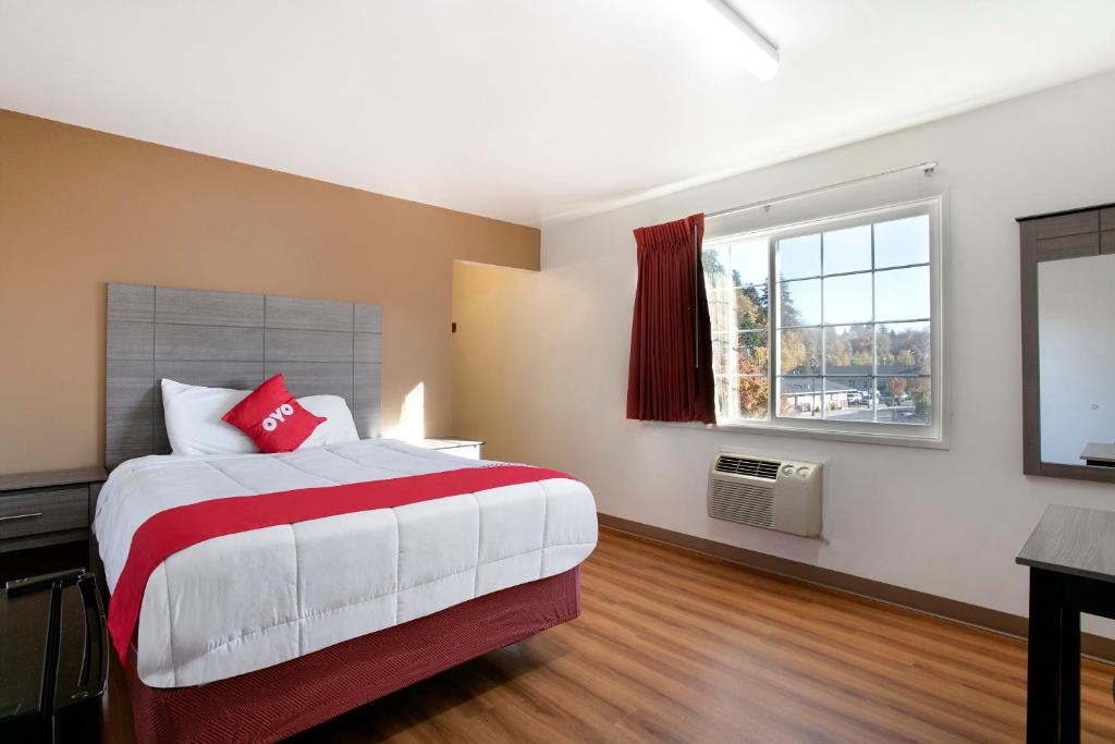 Un dormitorio con una cama grande y una ventana en OYO Hotel Kalama, en Kalama