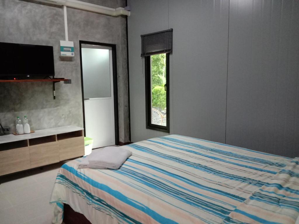 Green Happy Homestay - Queen Room With Garden View