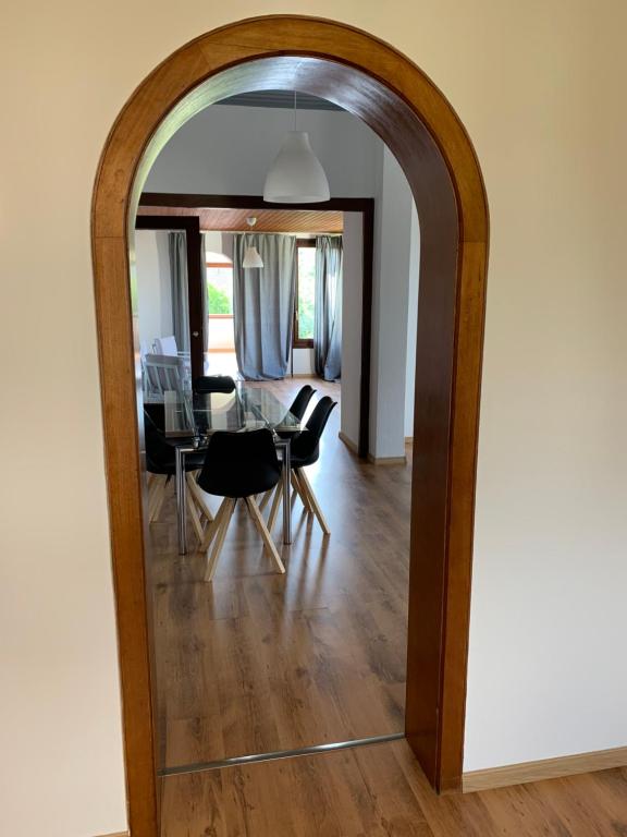 an archway into a dining room with a table and chairs at Ferienwohnung Obernkirchen in Obernkirchen