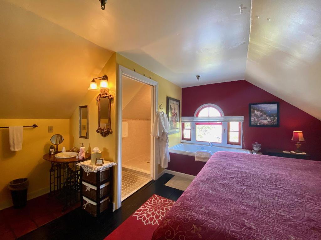 Penny Farthing Inn - King Suite With Balcony And Spa Bath - Attic