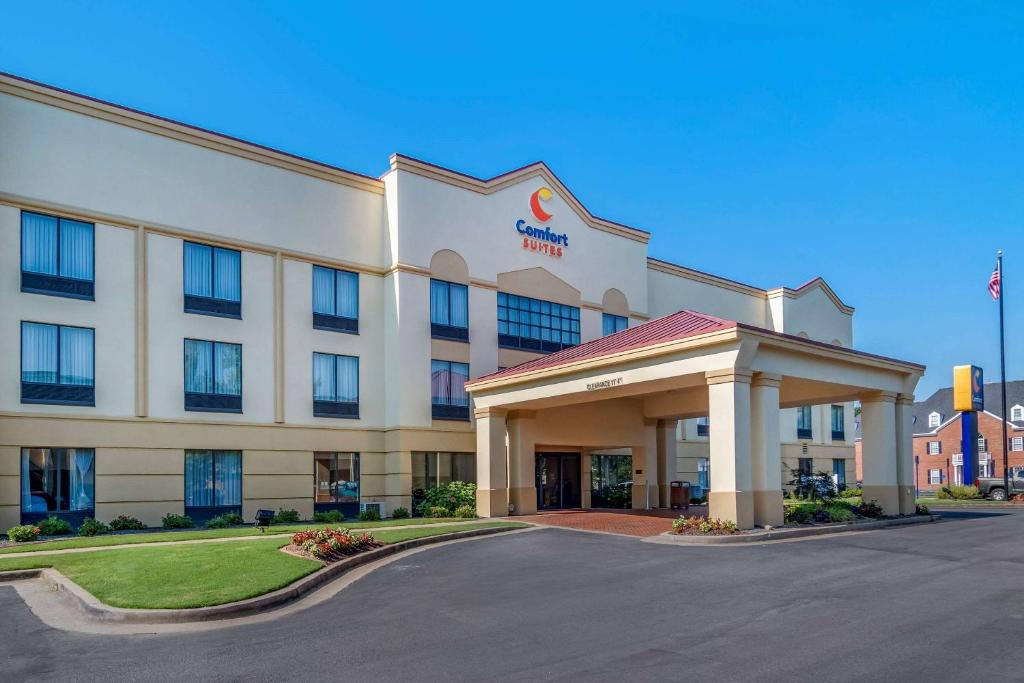 a hotel front of a building with a parking lot at Comfort Suites Woodstock in Woodstock