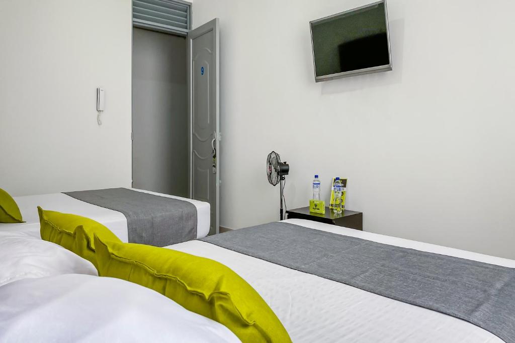 Postel nebo postele na pokoji v ubytování Ayenda 1138 Apartahotel 109