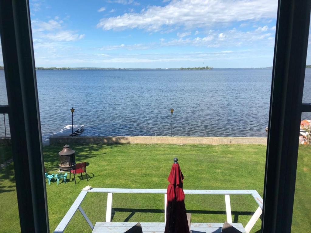 einen Blick auf das Wasser aus dem Fenster in der Unterkunft Entire waterfront cottage in carrying place in Carrying Place