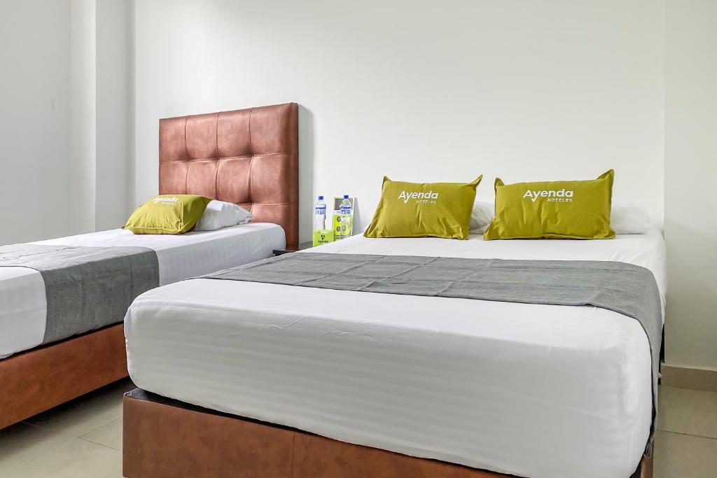 Postel nebo postele na pokoji v ubytování Ayenda 1138 Apartahotel 109