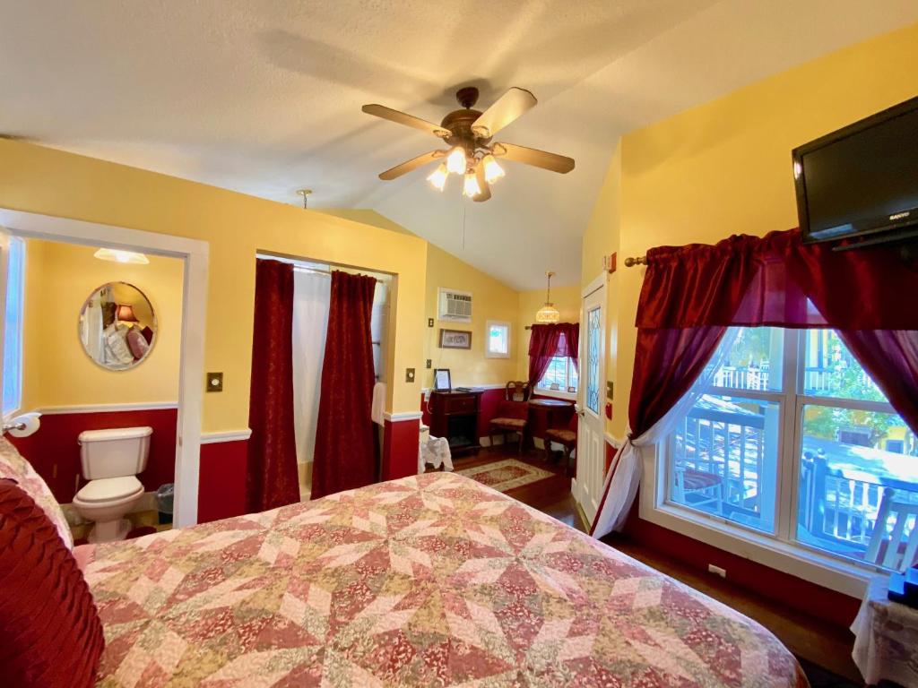 Penny Farthing Inn - Queen Room With Balcony And Fireplace