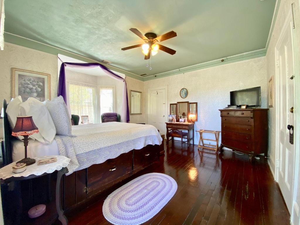 Penny Farthing Inn - Queen Suite With Balcony