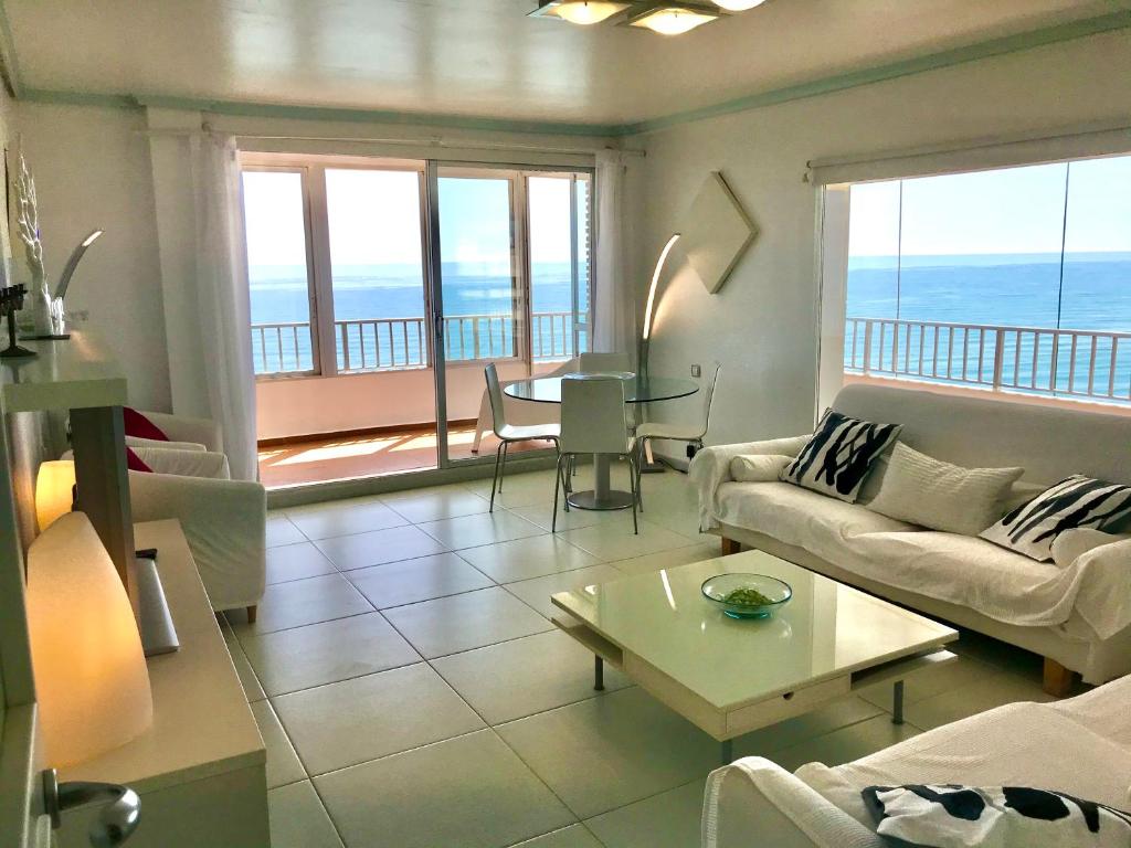 - un salon avec un canapé et une table dans l'établissement Mareny Blau, primera linea de playa, à Mareny Blau