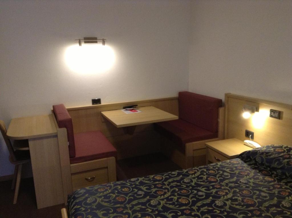 Postel nebo postele na pokoji v ubytování Hotel Ai Pini