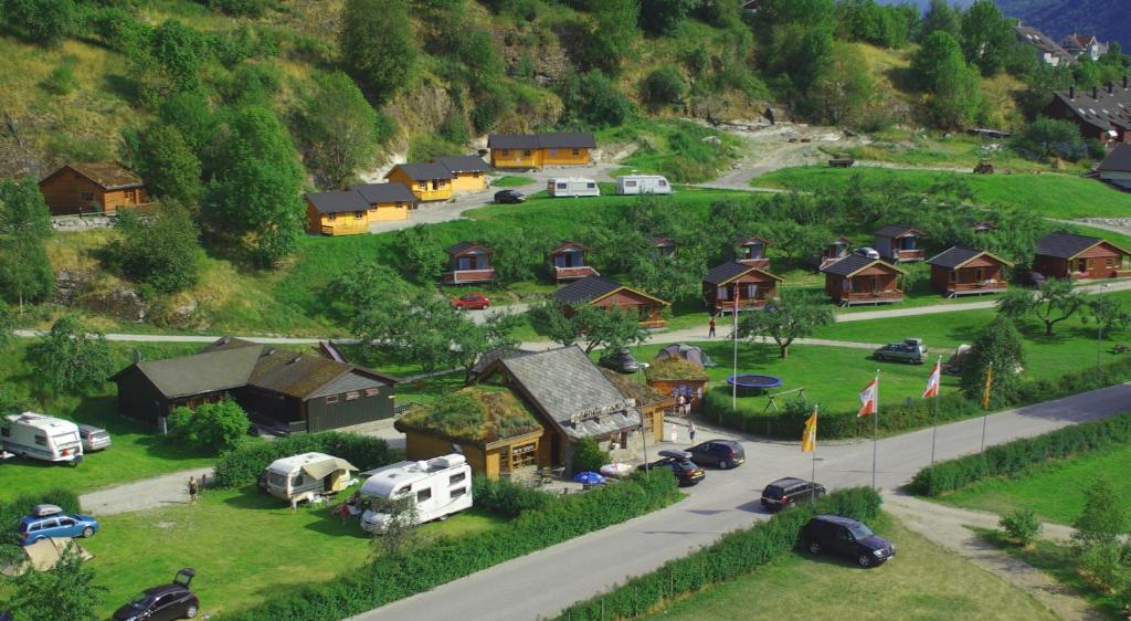 un modello di un villaggio con una strada e case di Pluscamp Sandvik a Gaupne