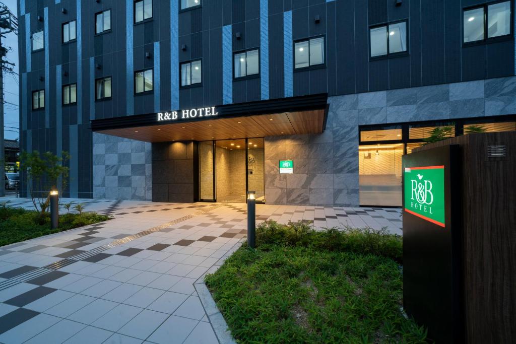 een gebouw met een bord dat het nieuwe hotel leest bij R&B Hotel Nagoya Shinkansenguchi in Nagoya
