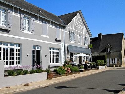 una gran casa blanca al lado de una calle en Logis Le Relais Marine, en Mesquer