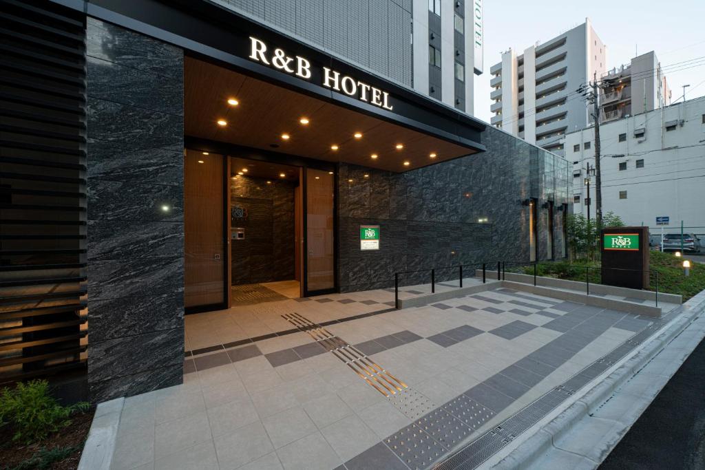 名古屋的住宿－R&B Hotel Nagoya Ekimae，一座酒店大楼,前面有标志