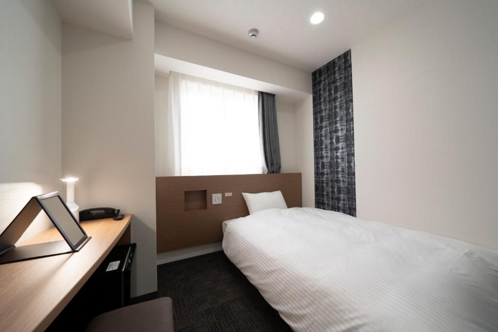 Uma cama ou camas num quarto em Washington R&B Hotel Nagoya Ekimae