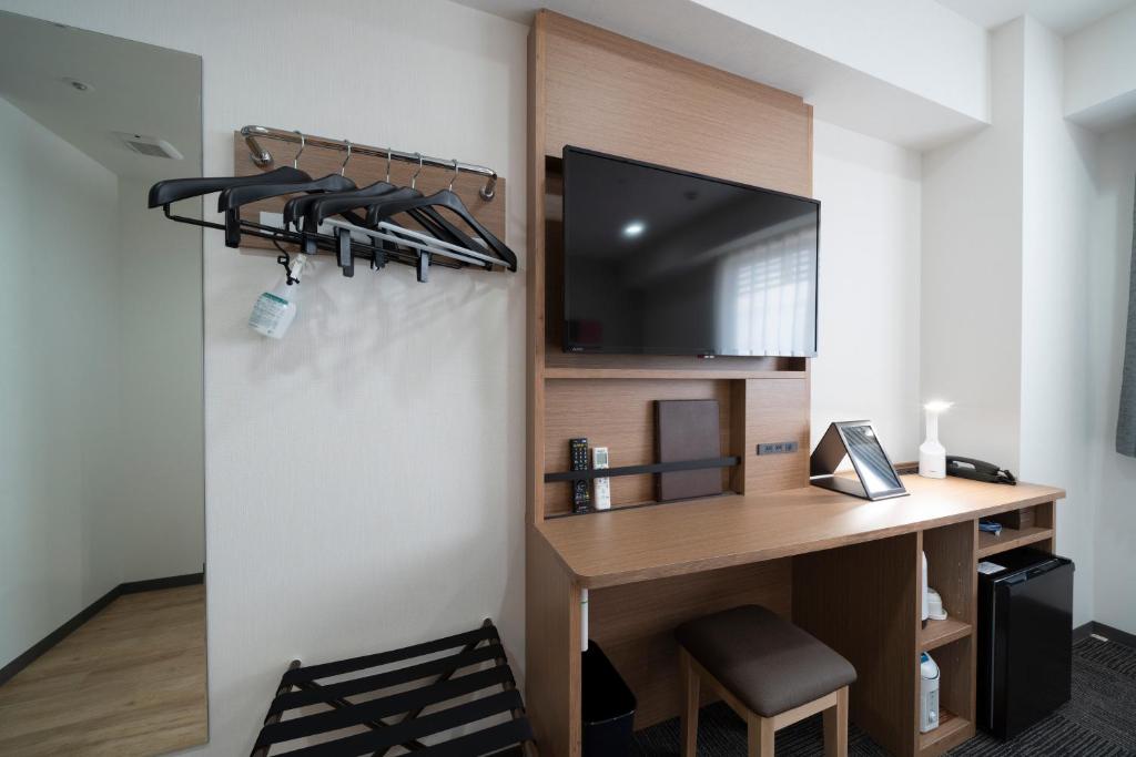 Uma televisão e/ou sistema de entretenimento em Washington R&B Hotel Nagoya Ekimae