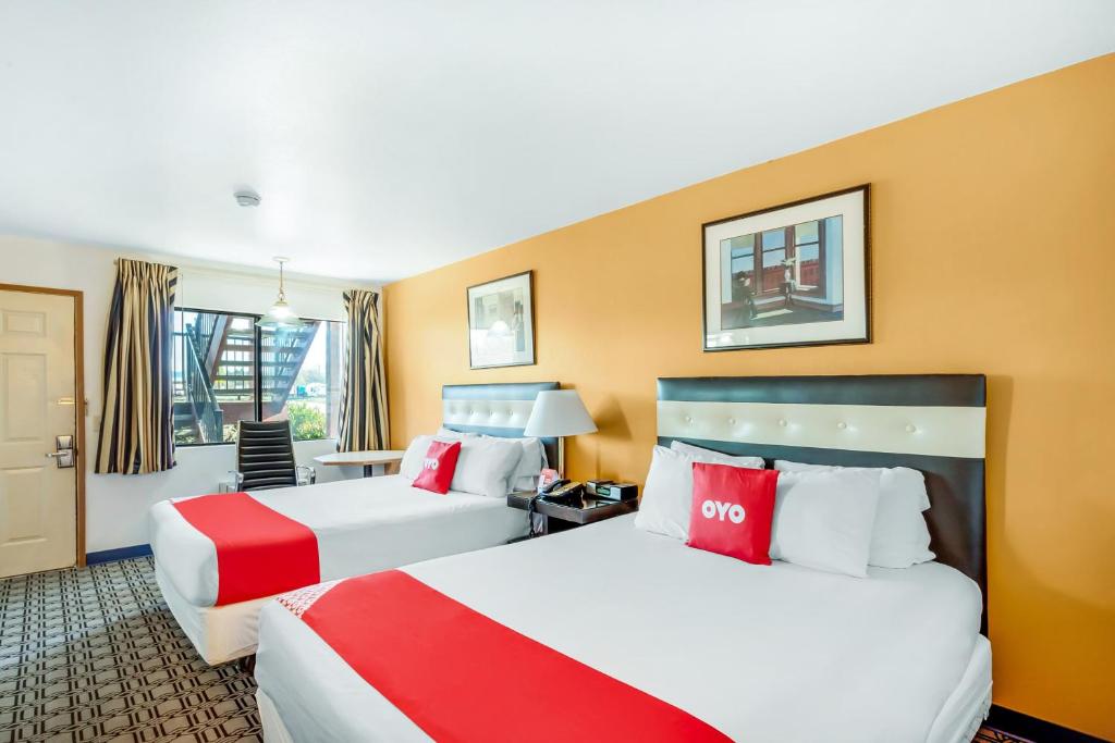ein Hotelzimmer mit zwei Betten und einem Schreibtisch in der Unterkunft Arlington Motor Inn in Arlington