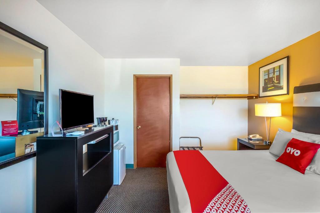 Ein Bett oder Betten in einem Zimmer der Unterkunft Arlington Motor Inn