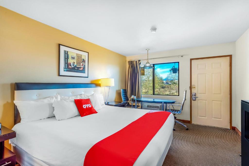 ein Hotelzimmer mit einem großen Bett und einem Schreibtisch in der Unterkunft Arlington Motor Inn in Arlington